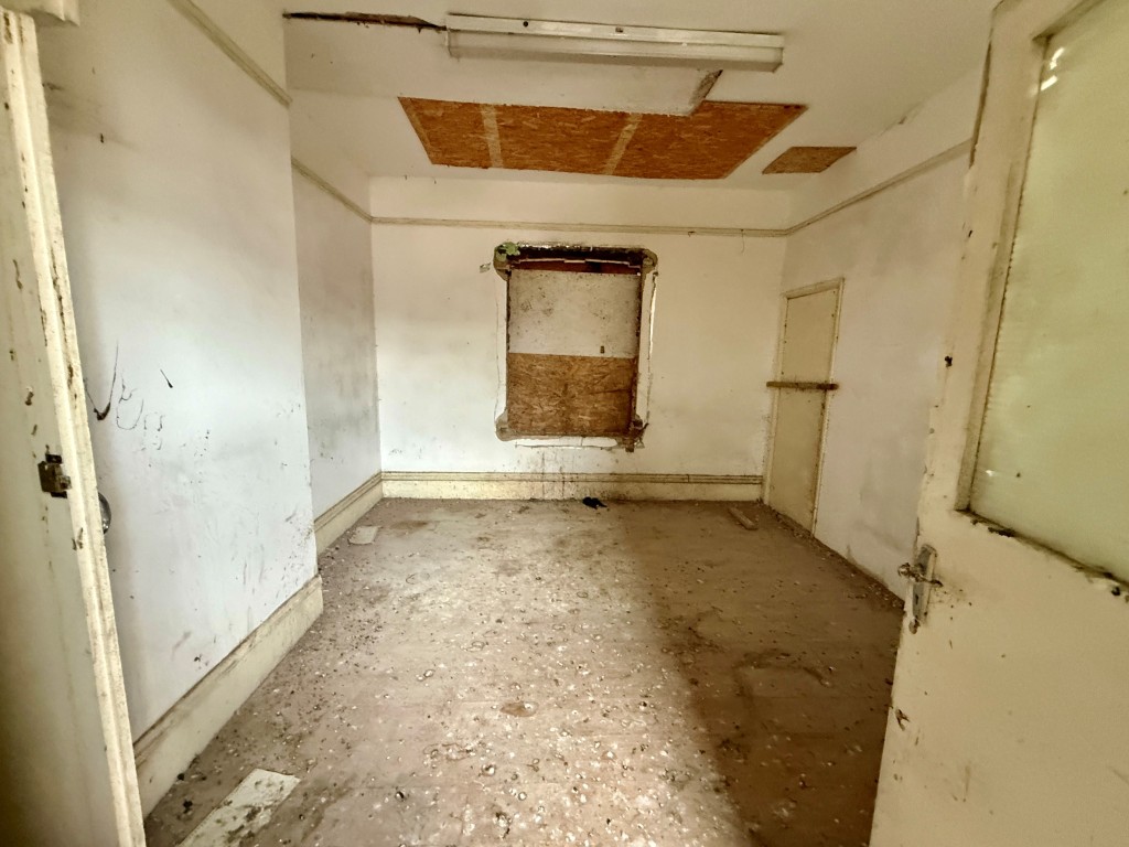 Lot: 70 - SUBSTANTIAL VACANT COMMERCIAL PREMISES WITH POTENTIAL - Room five